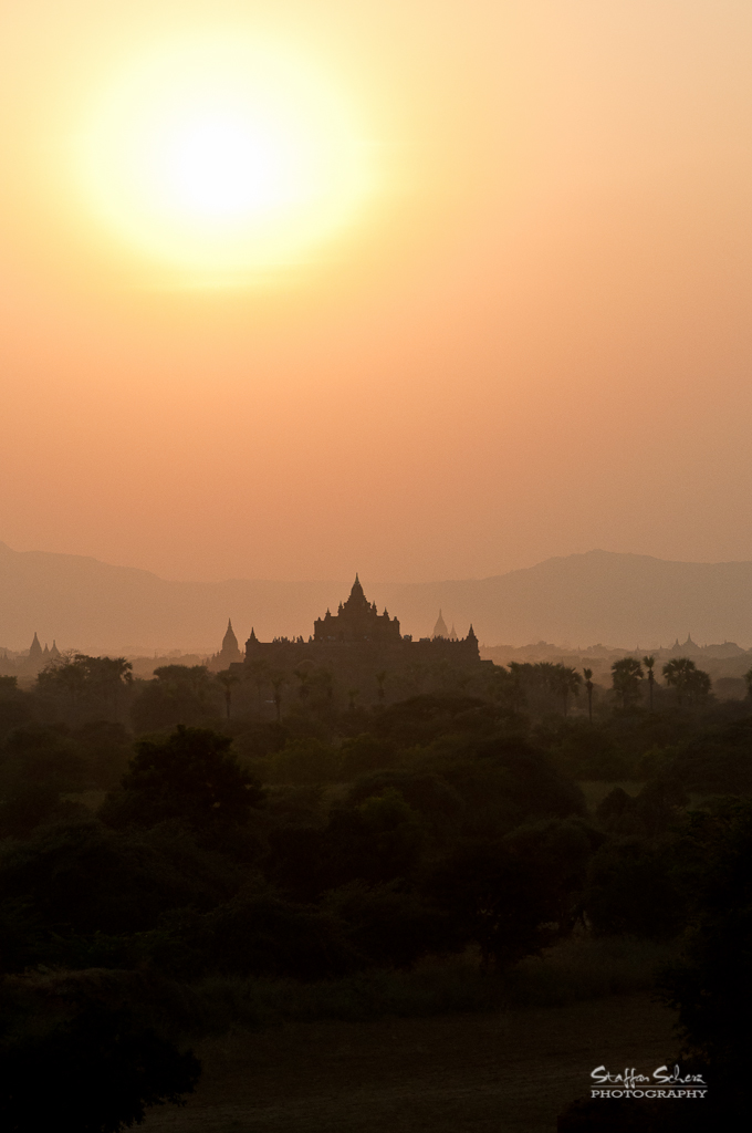 Sunrise Silhouettes: Bagan’s Temples in Glowing Majesty