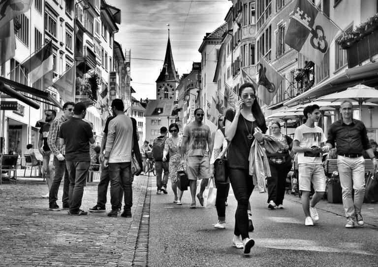 Zürich in Black and White: Capturing Life on Rennweg Street